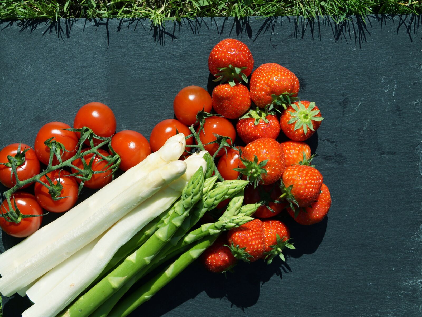 Sony SLT-A58 sample photo. Vegetables, asparagus, tomato photography