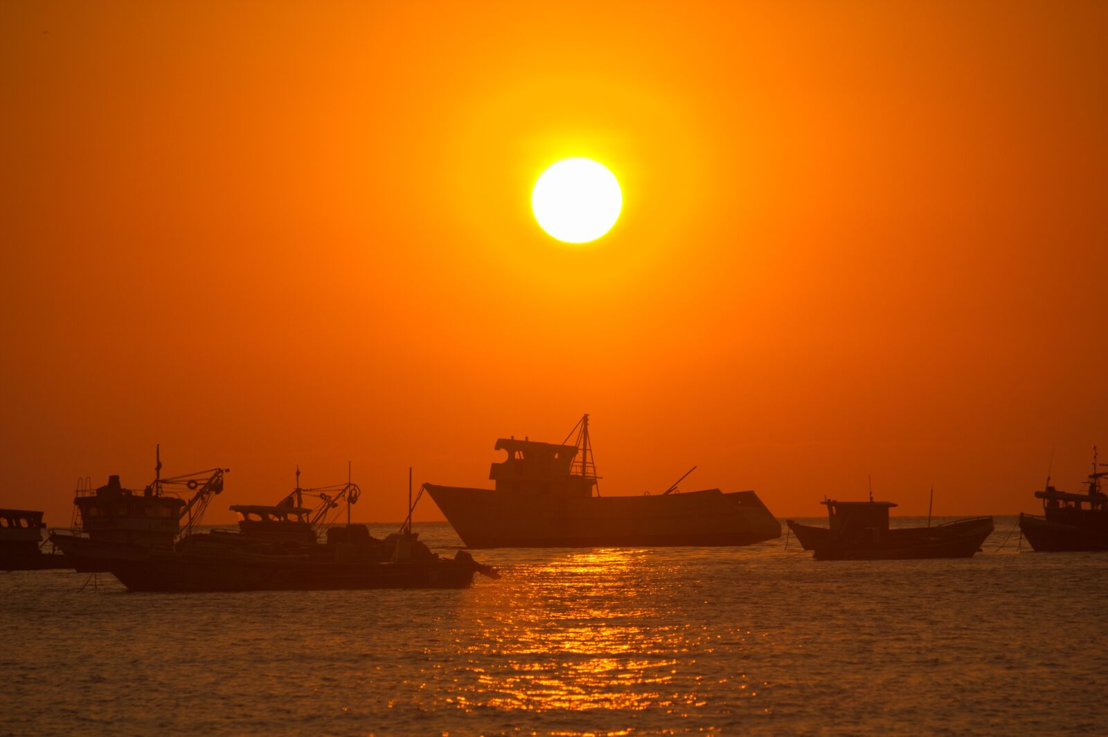 Canon EOS 60D + Canon EF-S 55-250mm F4-5.6 IS STM sample photo. Sunset, sea, boats photography