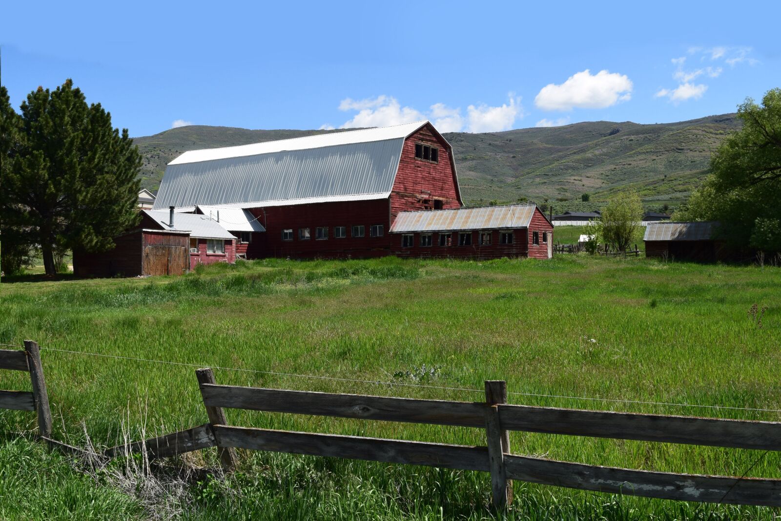 Nikon D3300 sample photo. Red barn, farm, agriculture photography
