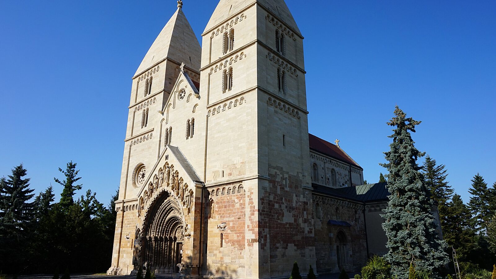 Sony Alpha a5000 (ILCE 5000) sample photo. Romanesque church, jak church photography