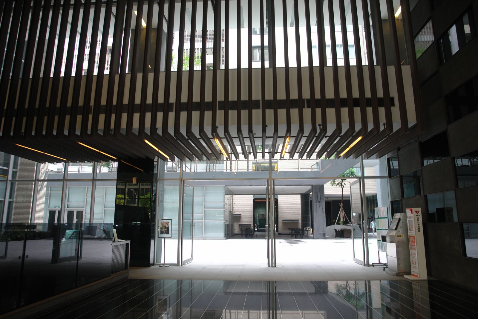 Sony DSC-R1 sample photo. Construction, large hall, guests photography