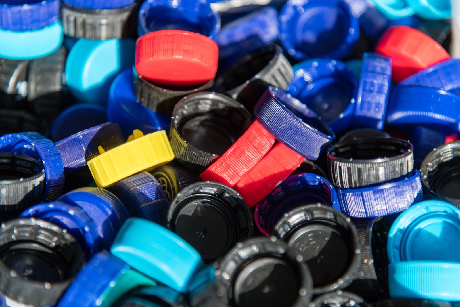 Nikon D850 sample photo. Plastic, the lid, spray photography