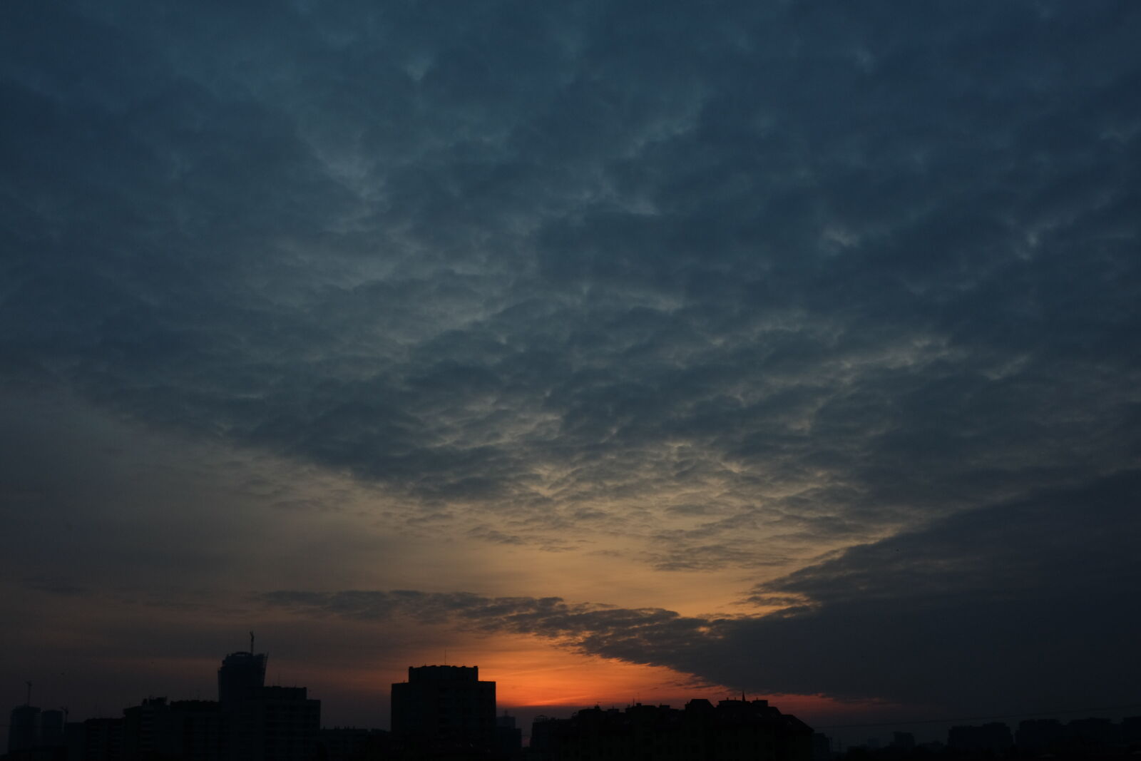 Fujifilm X-M1 + Fujifilm XF 27mm F2.8 sample photo. City, sky, sunrise photography