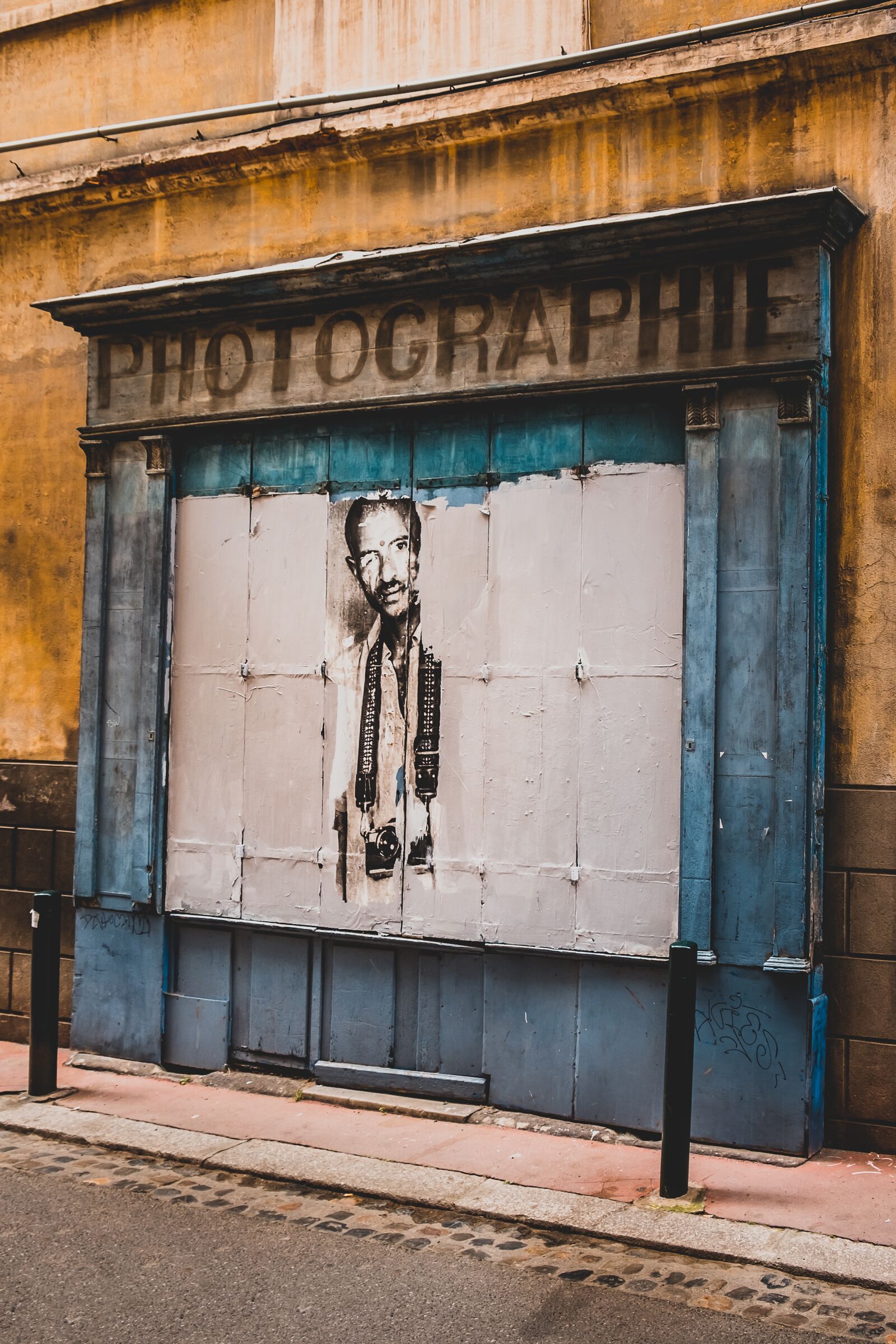 Fujifilm X-T2 sample photo. Street, entry, closed photography