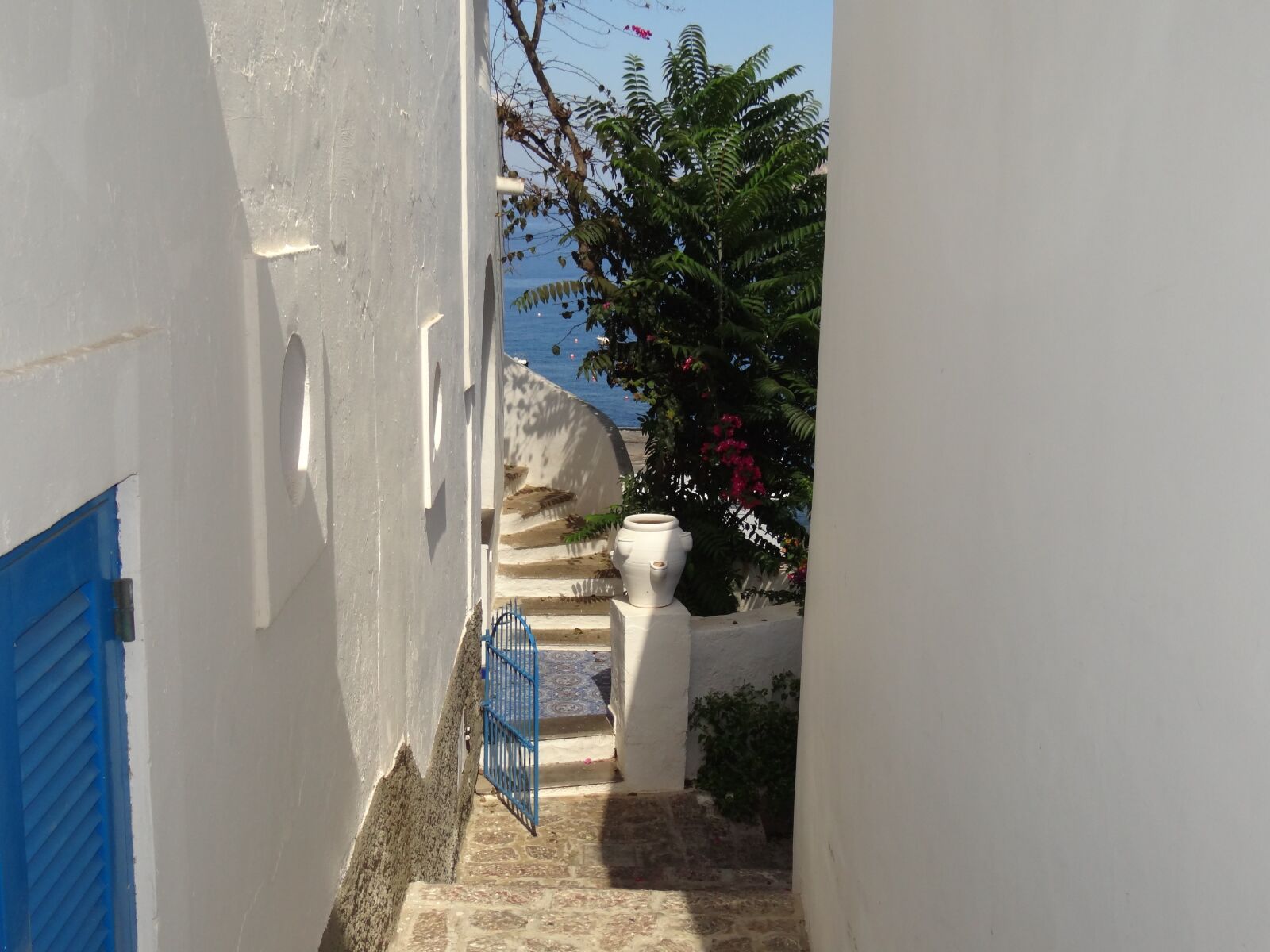 Sony Cyber-shot DSC-HX100V sample photo. Passage, stairs, sea photography