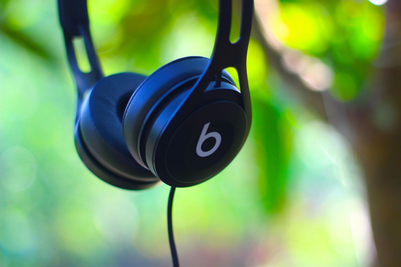 Canon EOS 600D (Rebel EOS T3i / EOS Kiss X5) + Canon EF 50mm F1.8 II sample photo. Beats, headphone, headphones photography