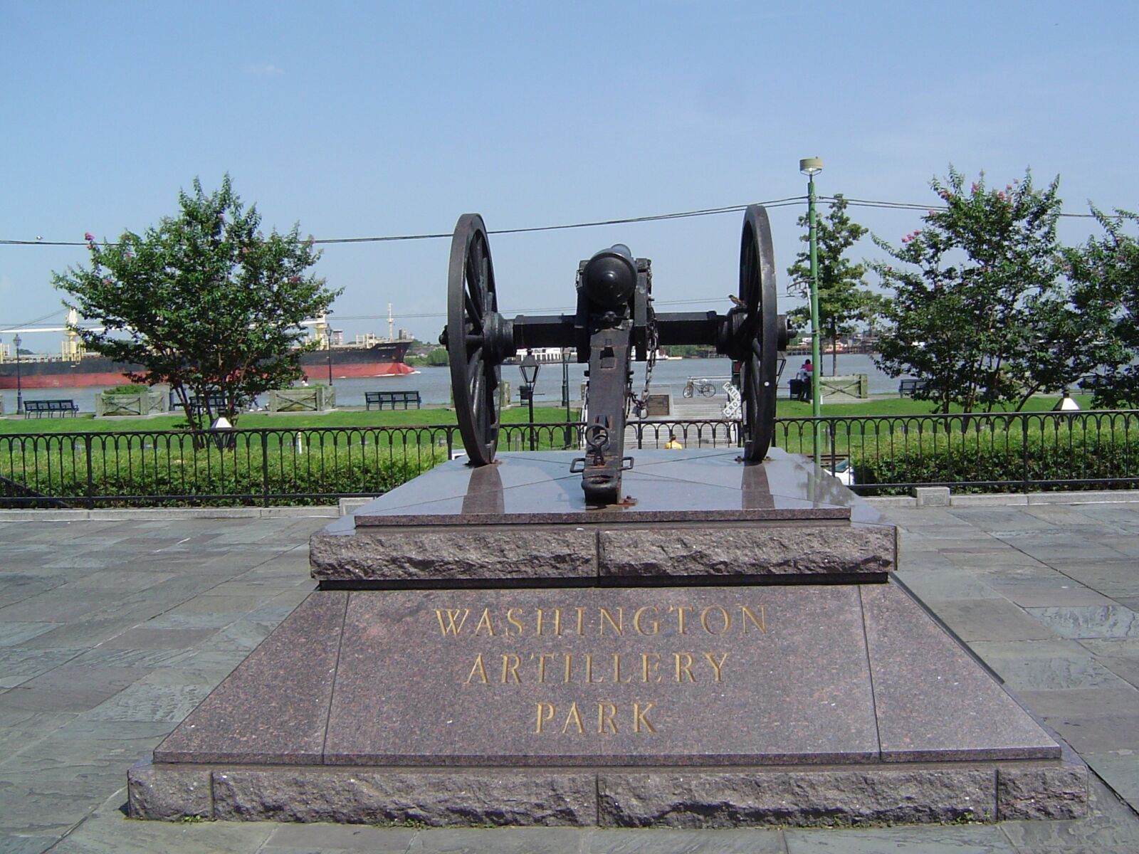 Sony DSC-P72 sample photo. Cannon, stature, monument photography