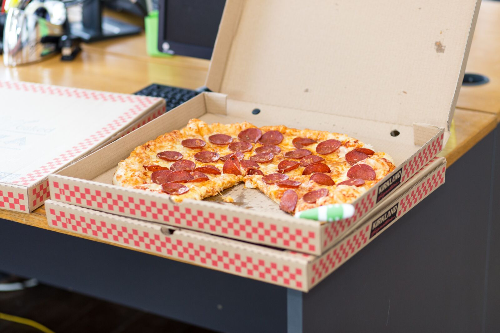 Canon EF 85mm F1.8 USM sample photo. Pizza, food, takeout photography