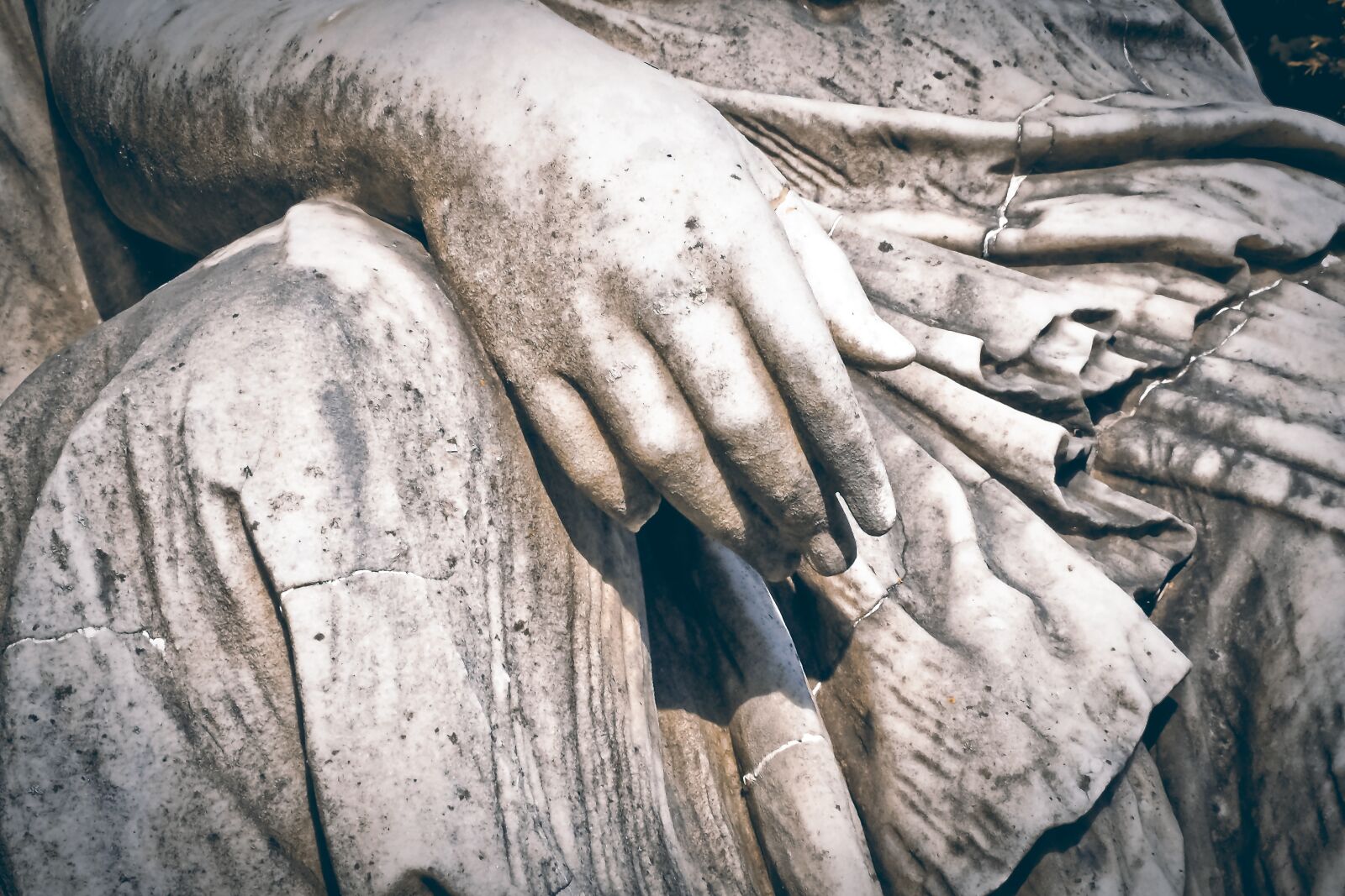 Olympus OM-D E-M10 sample photo. Cemetery, grave, tombstone photography