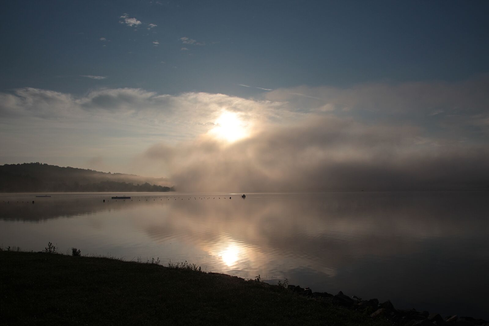 Canon EOS 700D (EOS Rebel T5i / EOS Kiss X7i) sample photo. Lake, morning sun, fog photography