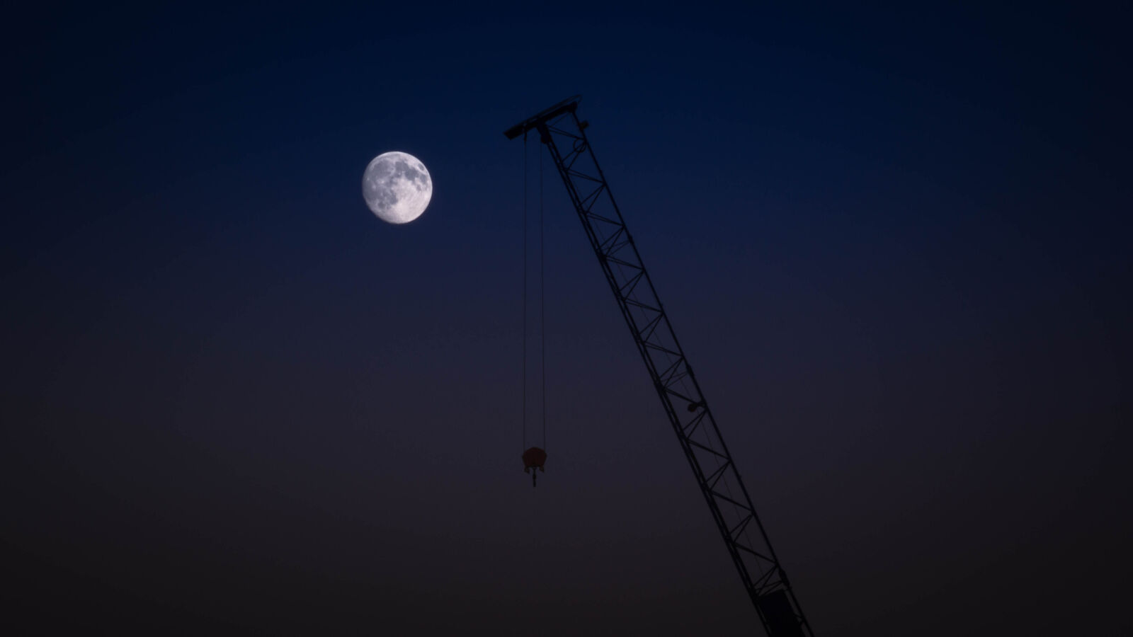 Canon EF 70-200mm F4L USM sample photo. Aim, crane, evening, sky photography