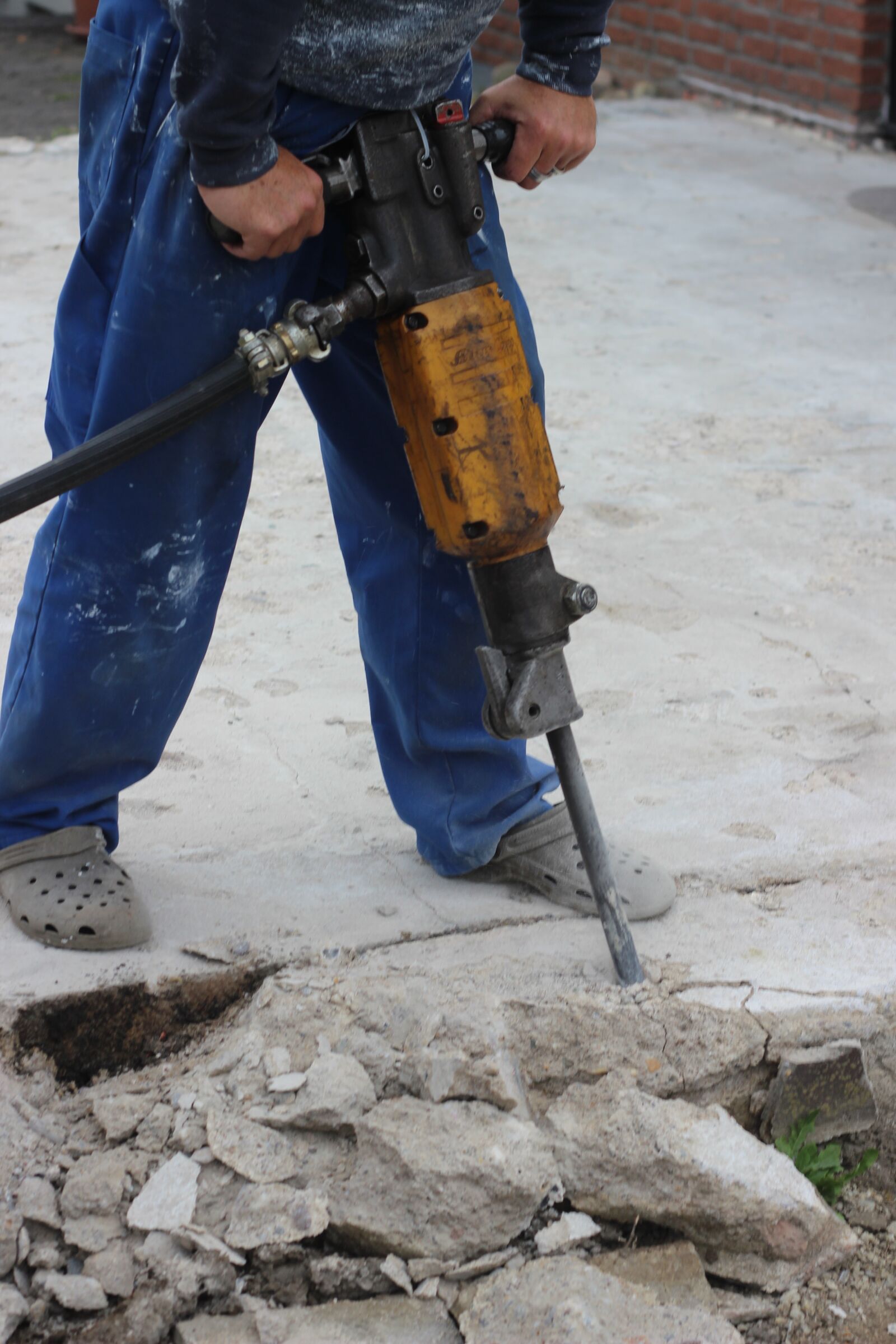 Canon EOS 600D (Rebel EOS T3i / EOS Kiss X5) + Canon EF 50mm F1.8 II sample photo. Hammer drill, site, hilti photography