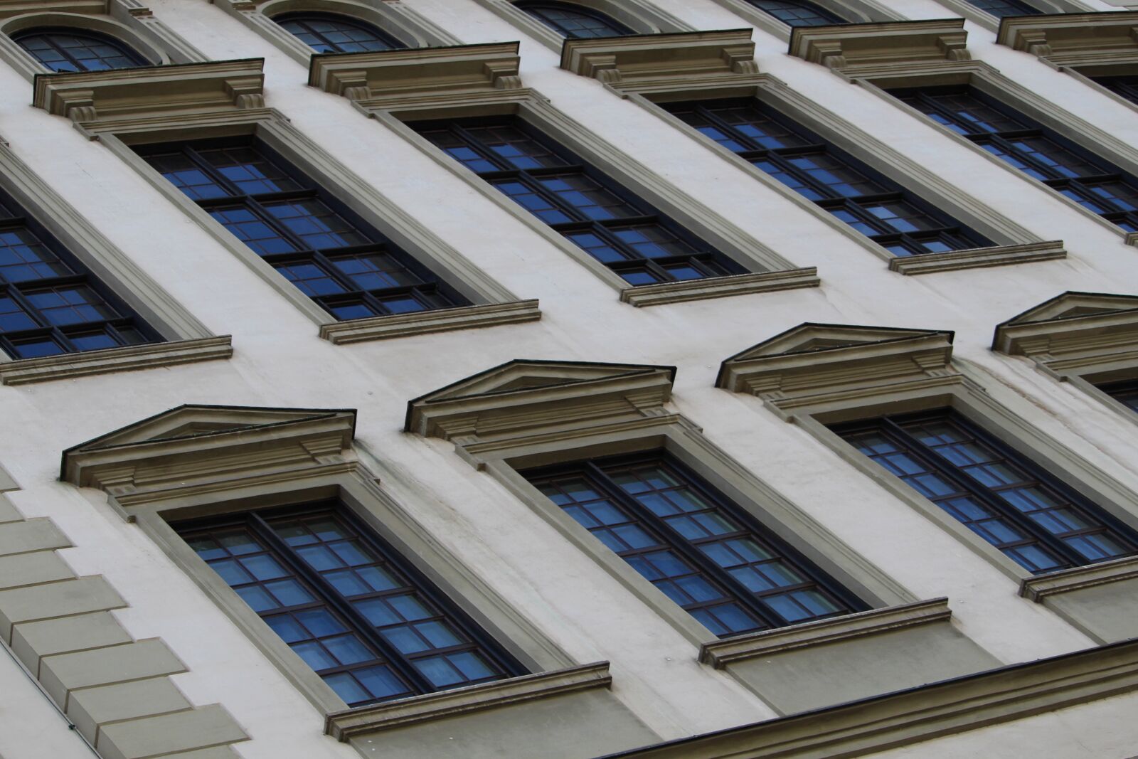 Canon EF-S 55-250mm F4-5.6 IS STM sample photo. Augsburg, town hall, renaissance photography