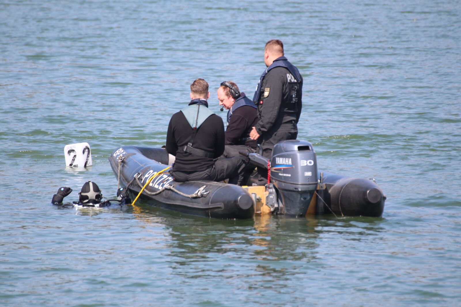 Canon EOS 700D (EOS Rebel T5i / EOS Kiss X7i) sample photo. Police, divers, boat photography