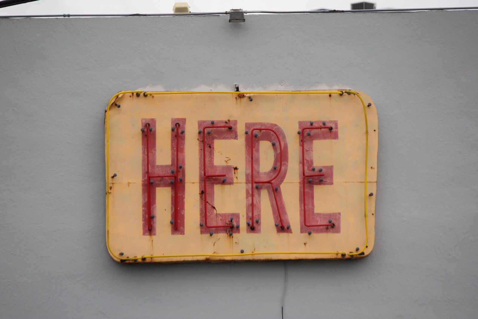 Canon EOS 550D (EOS Rebel T2i / EOS Kiss X4) sample photo. Here, sign, neon photography