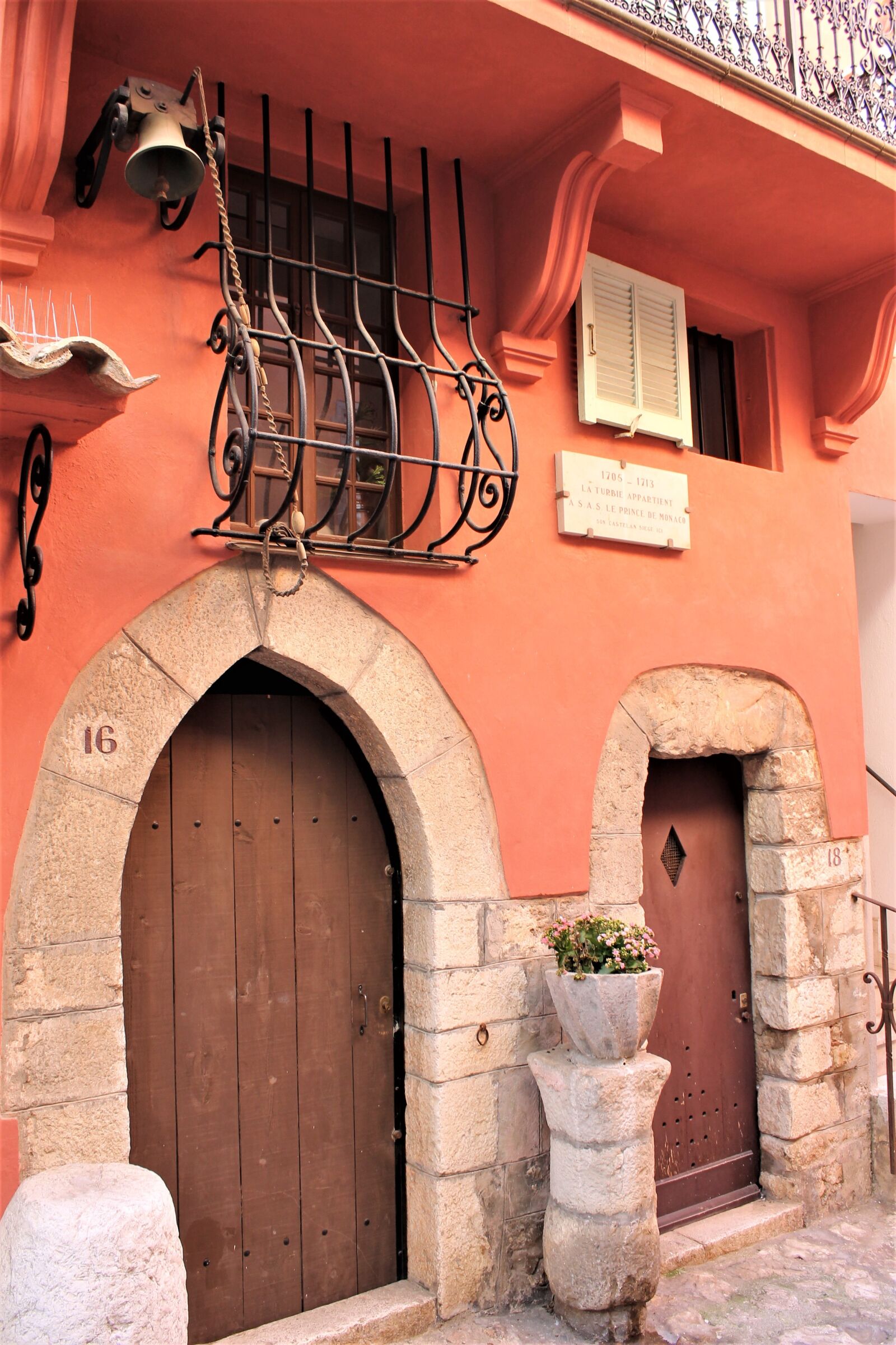 Canon EOS 1100D (EOS Rebel T3 / EOS Kiss X50) sample photo. House, ochre, red photography
