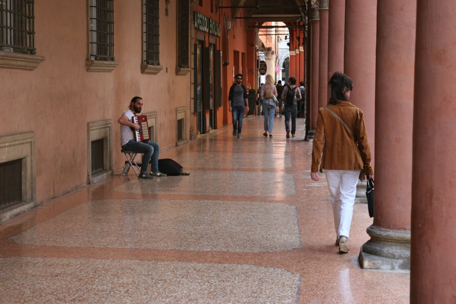 Canon EOS 20D sample photo. Music, gallery, pedestrian photography