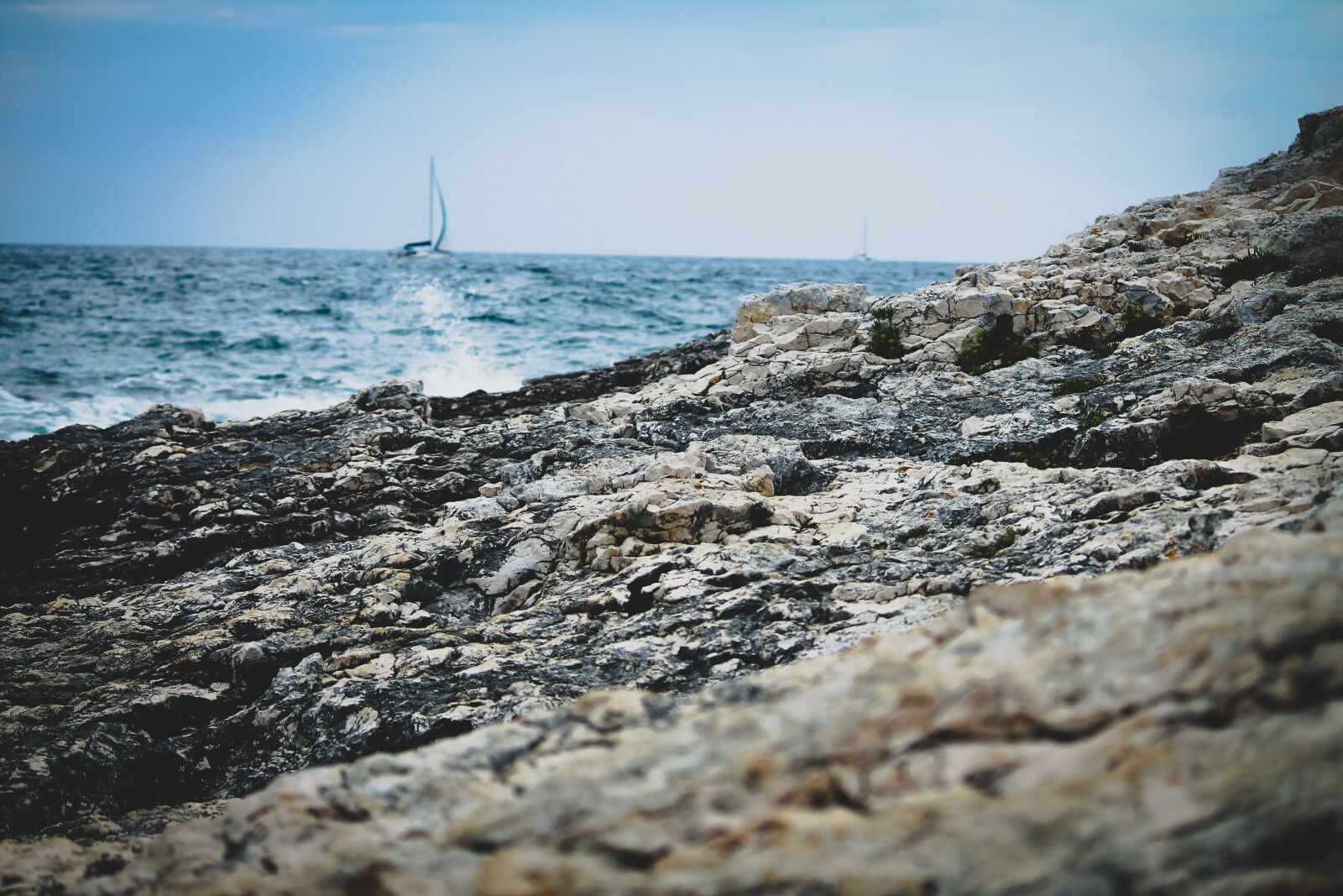 Canon EOS 1100D (EOS Rebel T3 / EOS Kiss X50) sample photo. Foreground, rock, ocean photography