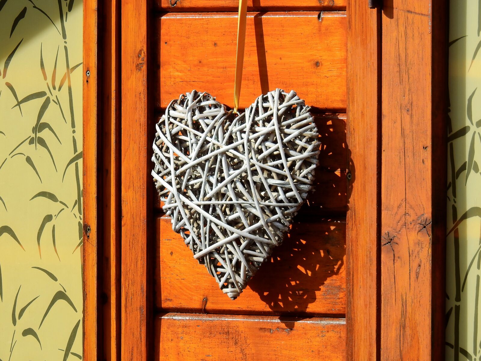 Nikon Coolpix P900 sample photo. Heart, house, wood photography