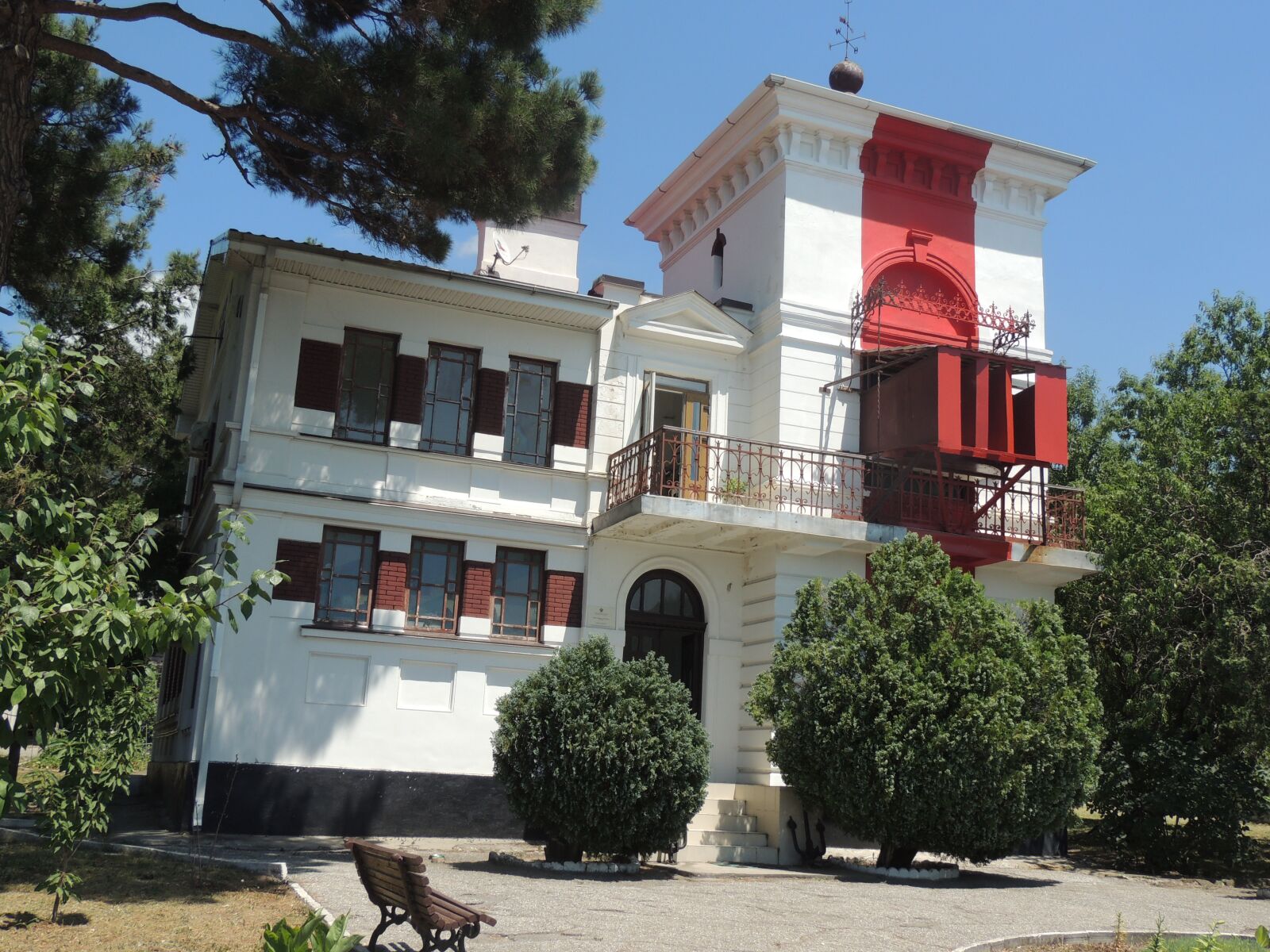 Nikon Coolpix P510 sample photo. Gelendzhik, flap gate lighthouse photography