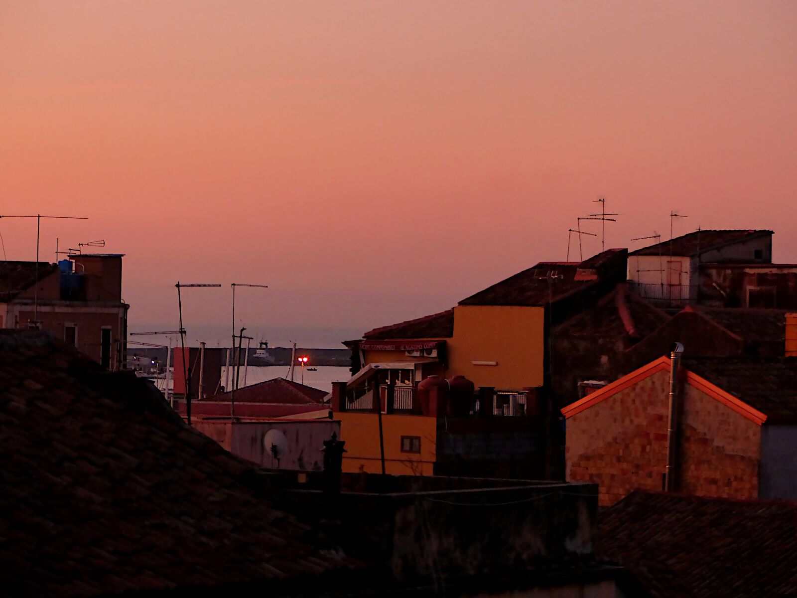 Panasonic Lumix DMC-FZ200 sample photo. Sunset, city, roofs photography