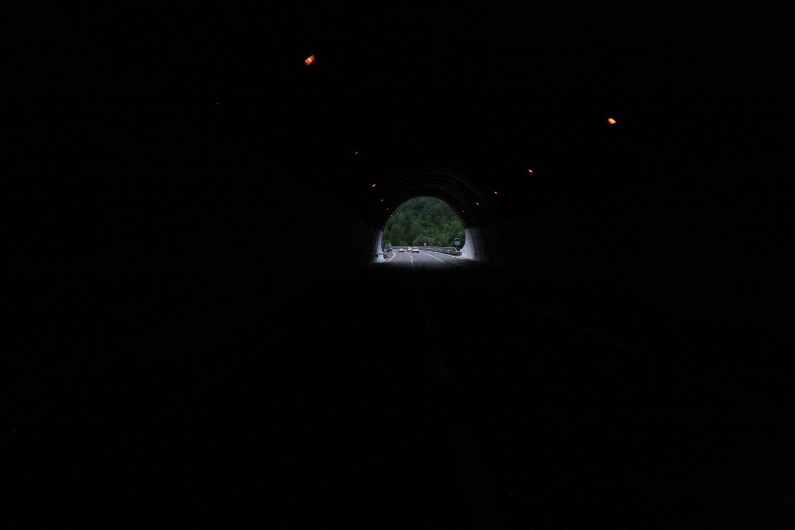 Canon EOS 1000D (EOS Digital Rebel XS / EOS Kiss F) sample photo. Road, tunnel photography