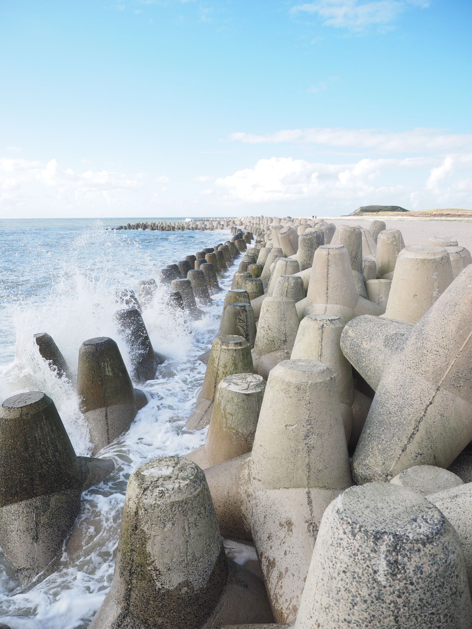 Olympus OM-D E-M1 + Olympus M.Zuiko Digital ED 12-40mm F2.8 Pro sample photo. Wave, breakwater, the beach photography