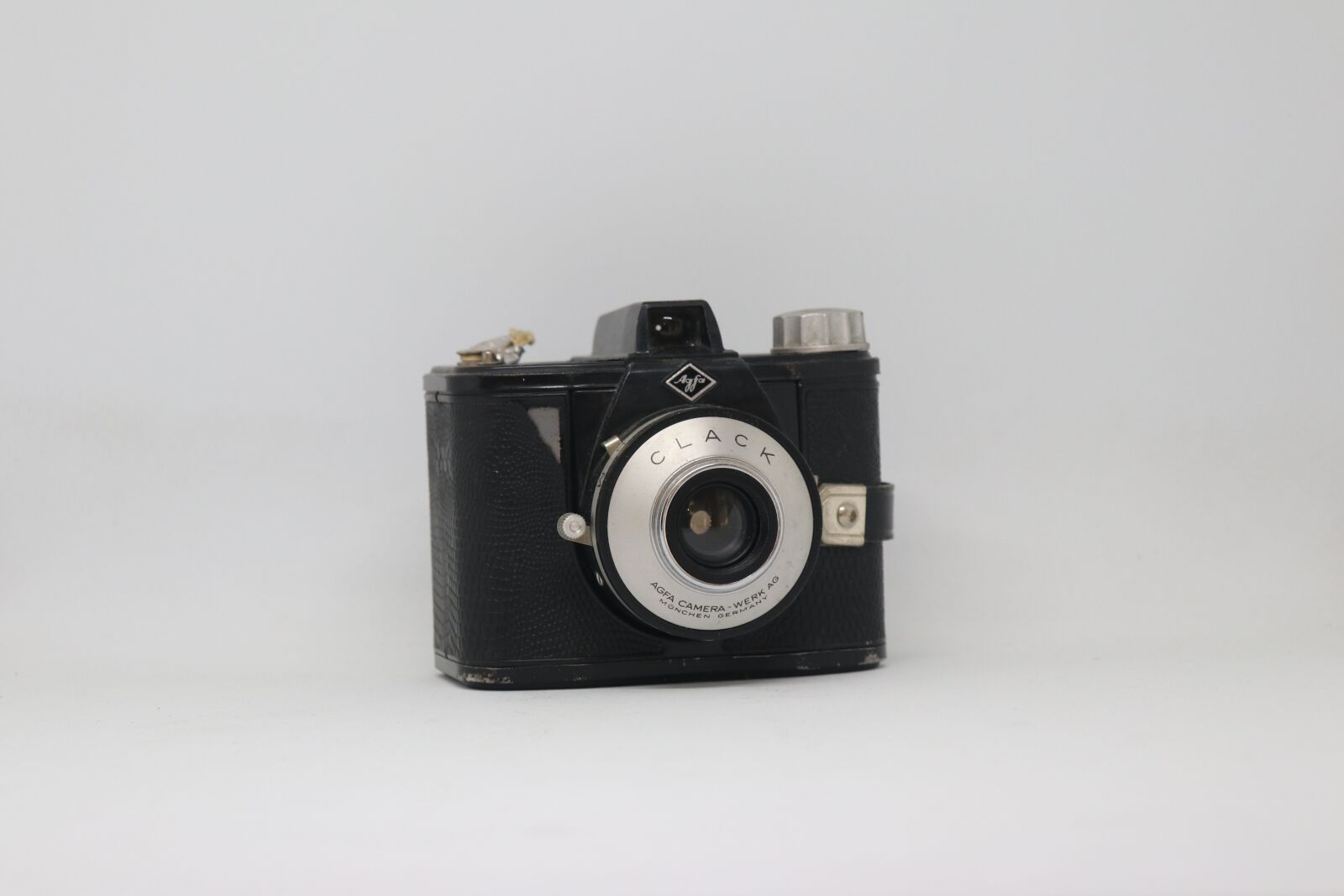 Canon EOS 80D sample photo. Box case, vintage, photocamera photography