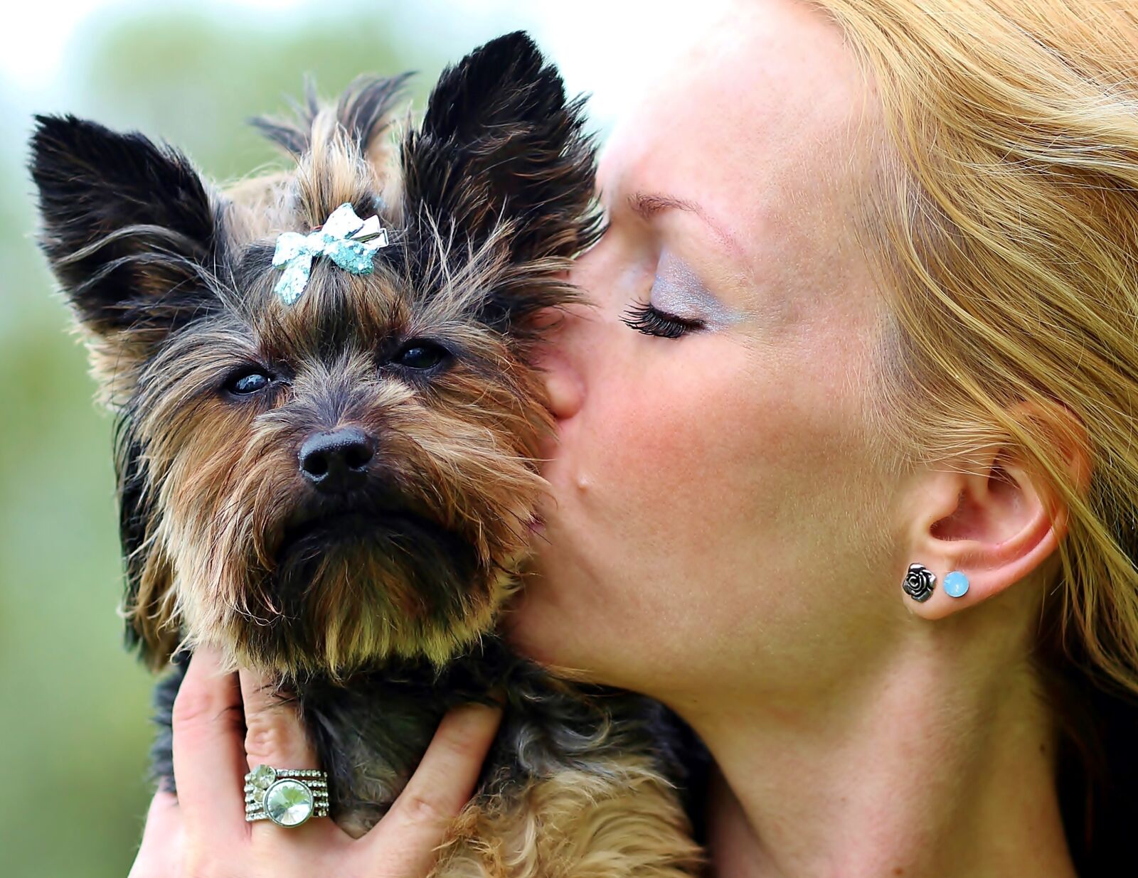 Canon EOS 600D (Rebel EOS T3i / EOS Kiss X5) sample photo. Yorkie, kisses, love photography