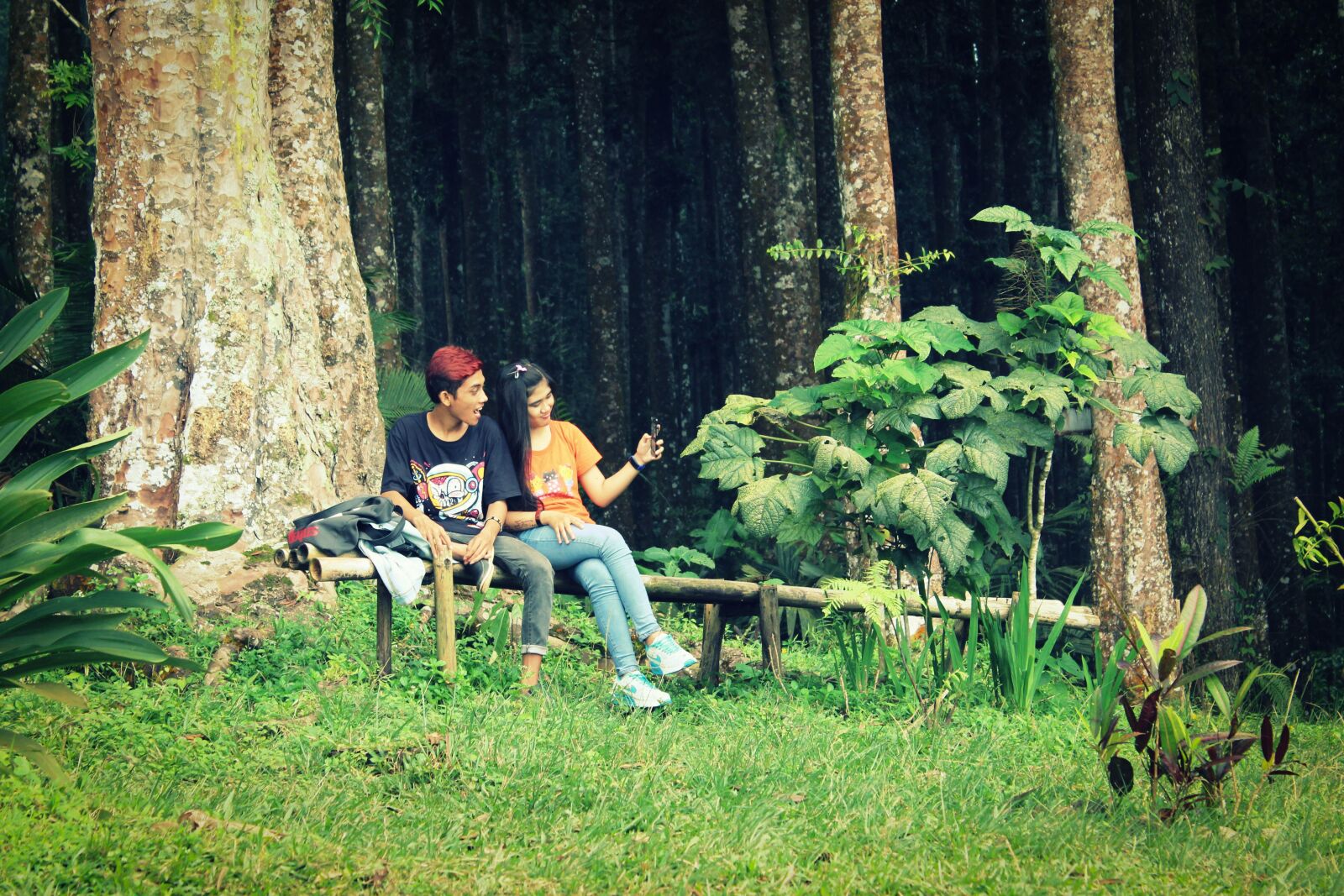 Canon EOS 1200D (EOS Rebel T5 / EOS Kiss X70 / EOS Hi) sample photo. Woods, trees, couple photography