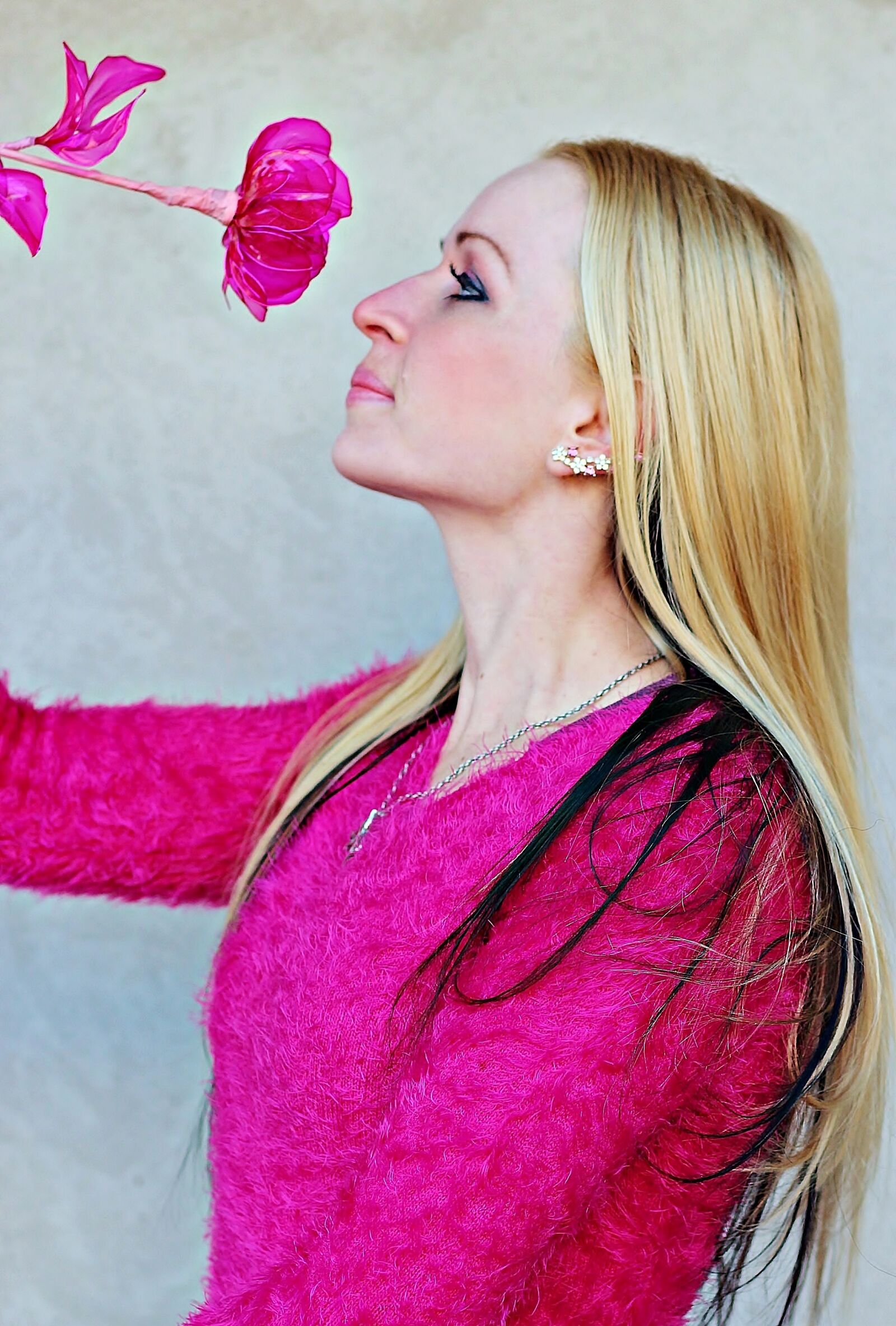 Canon EOS 600D (Rebel EOS T3i / EOS Kiss X5) sample photo. Blonde woman, pink, rose photography