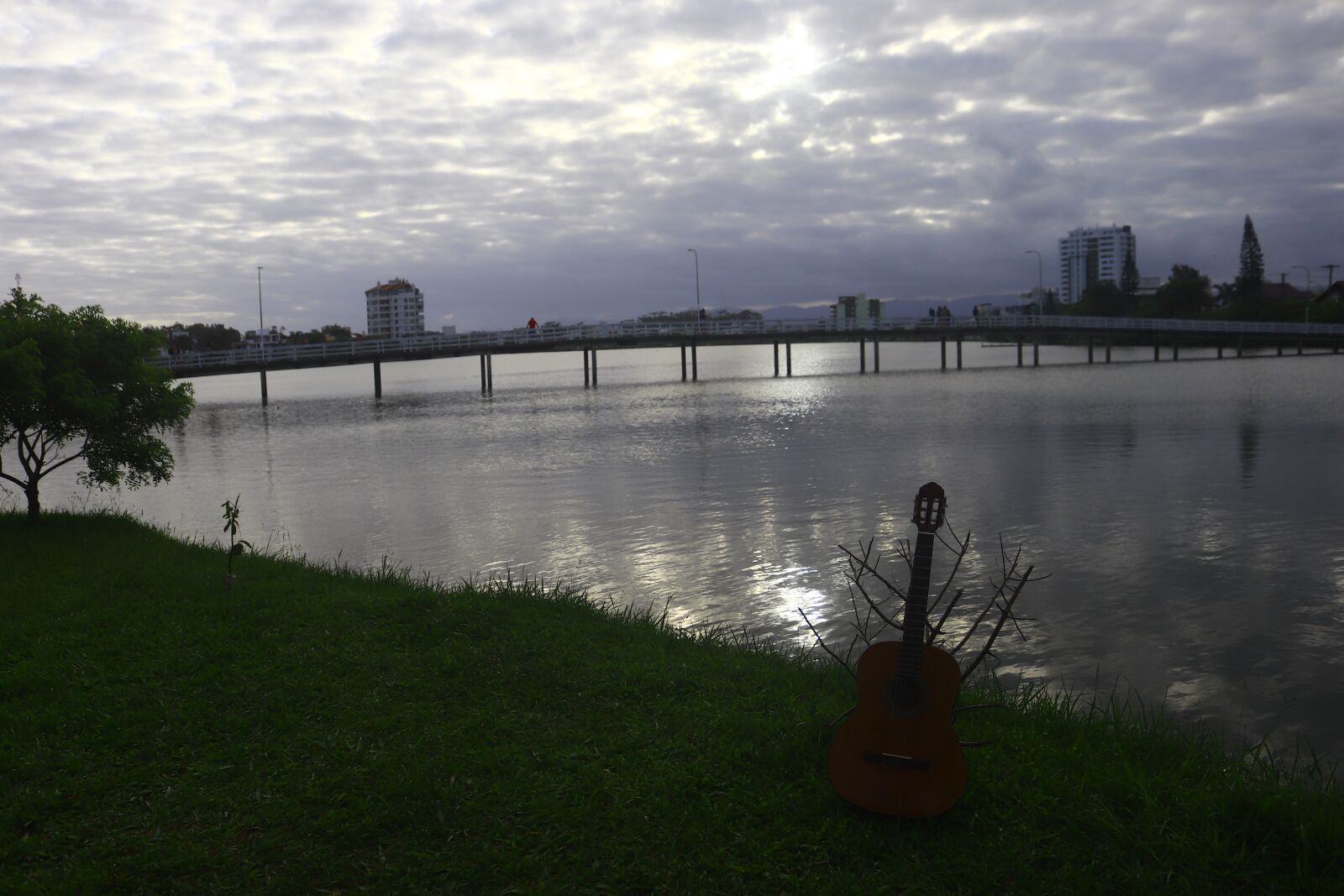 Canon EOS 800D (EOS Rebel T7i / EOS Kiss X9i) sample photo. Guitar, lake, sky photography