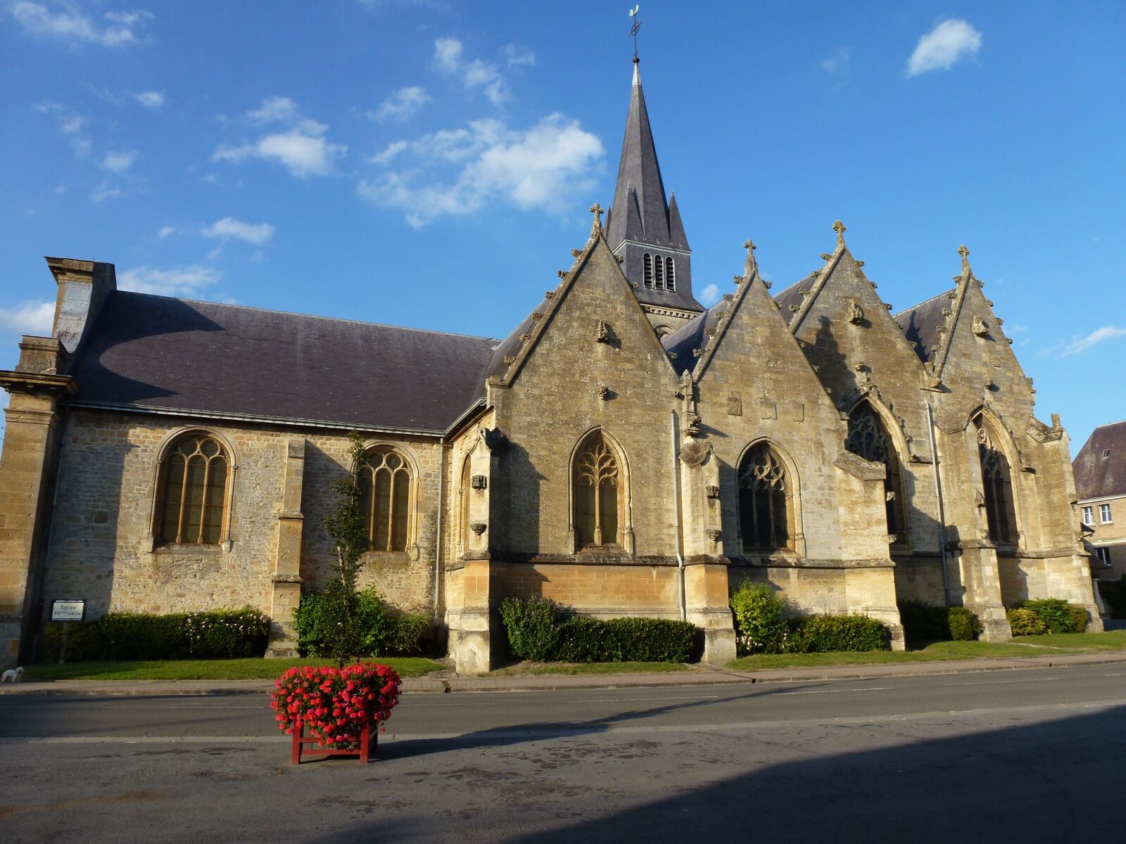 Panasonic Lumix DMC-ZS10 (Lumix DMC-TZ20 / Lumix DMC-TZ22) sample photo. Notre dame, attigny, church photography