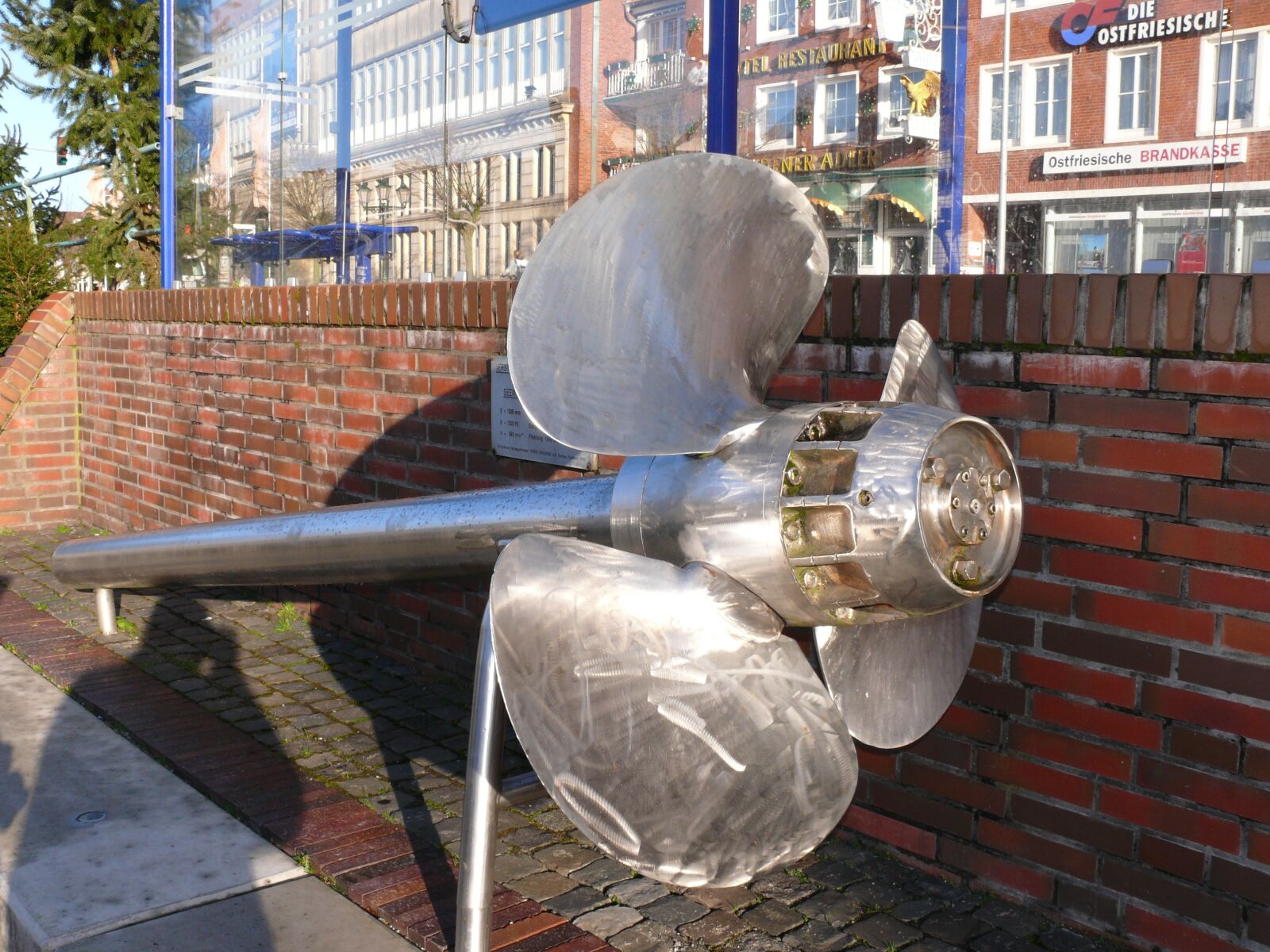 Panasonic DMC-FZ50 sample photo. Propeller, metal, shiny photography