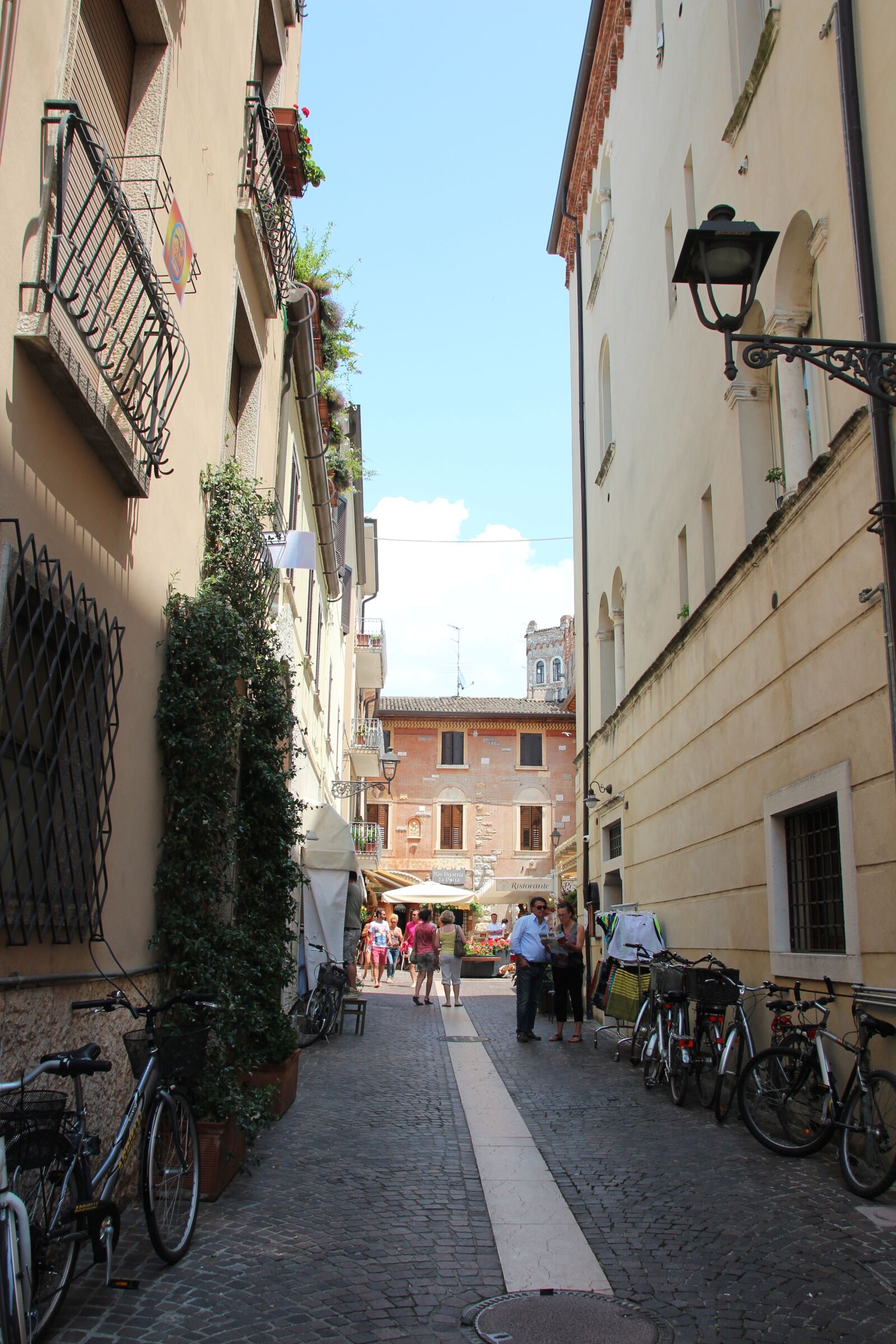 Canon EOS 600D (Rebel EOS T3i / EOS Kiss X5) sample photo. Alley, italy, historic center photography