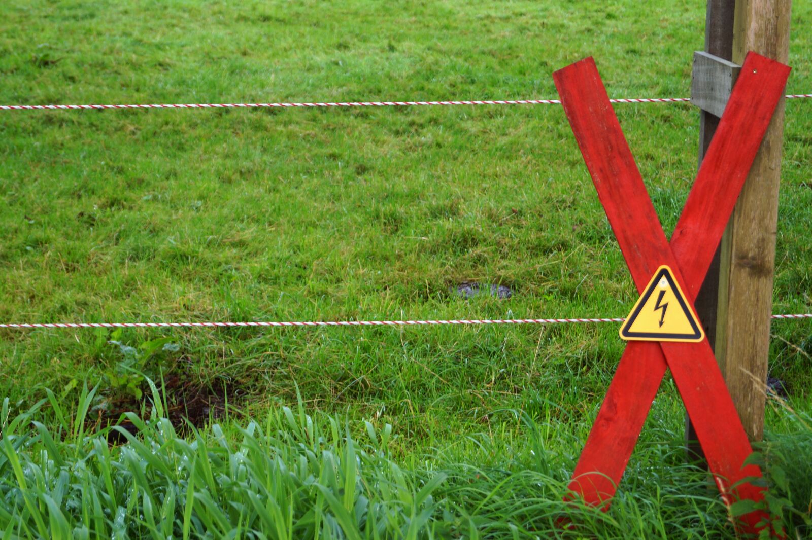 Sony DT 18-55mm F3.5-5.6 SAM II sample photo. Fence, electric fence, warning photography