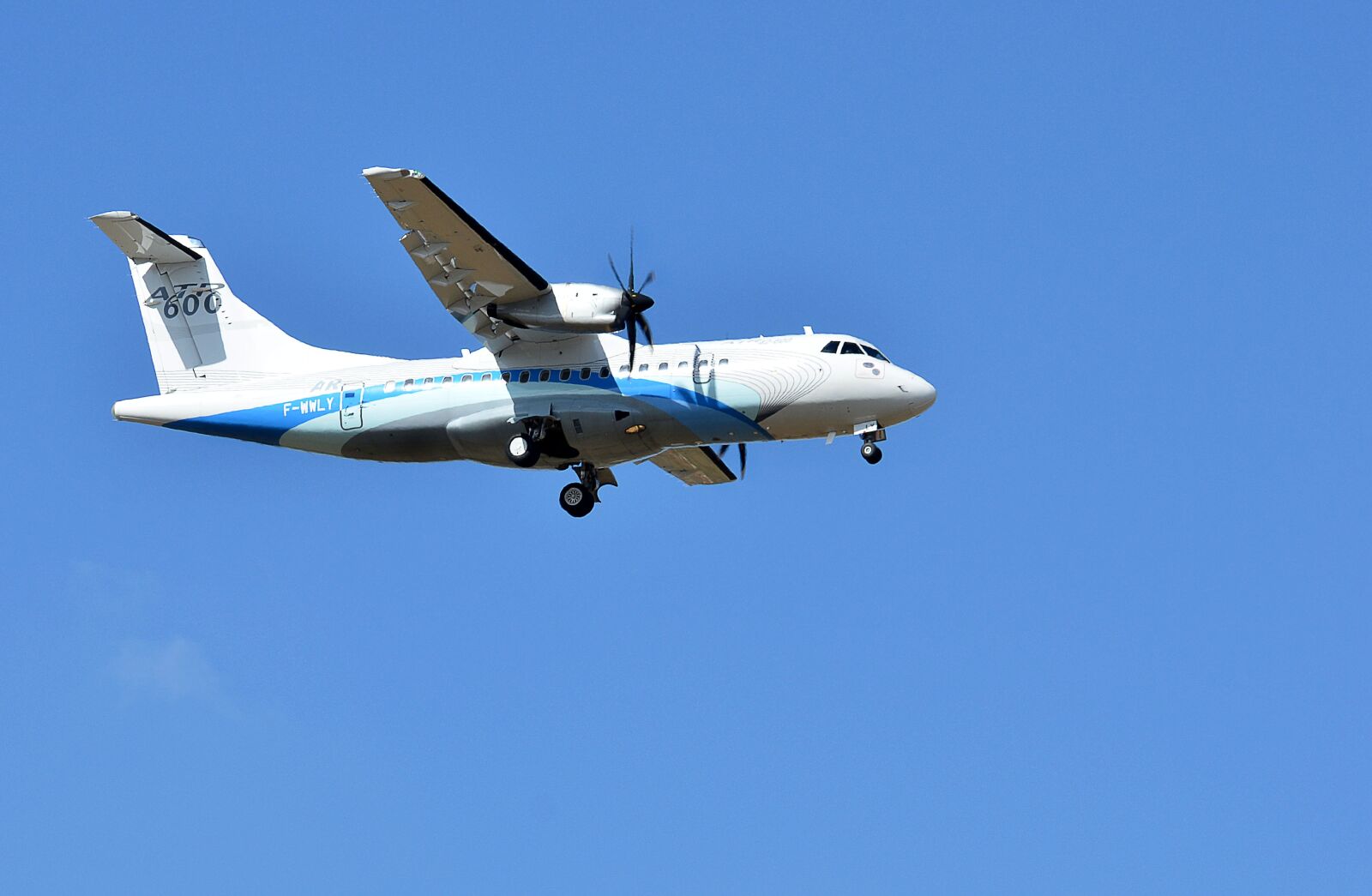 Nikon D7000 sample photo. Aviation, atr 600, transport photography