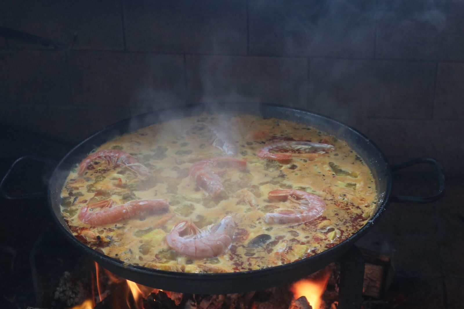 Canon EOS M100 sample photo. Paella, fideua, cooking photography