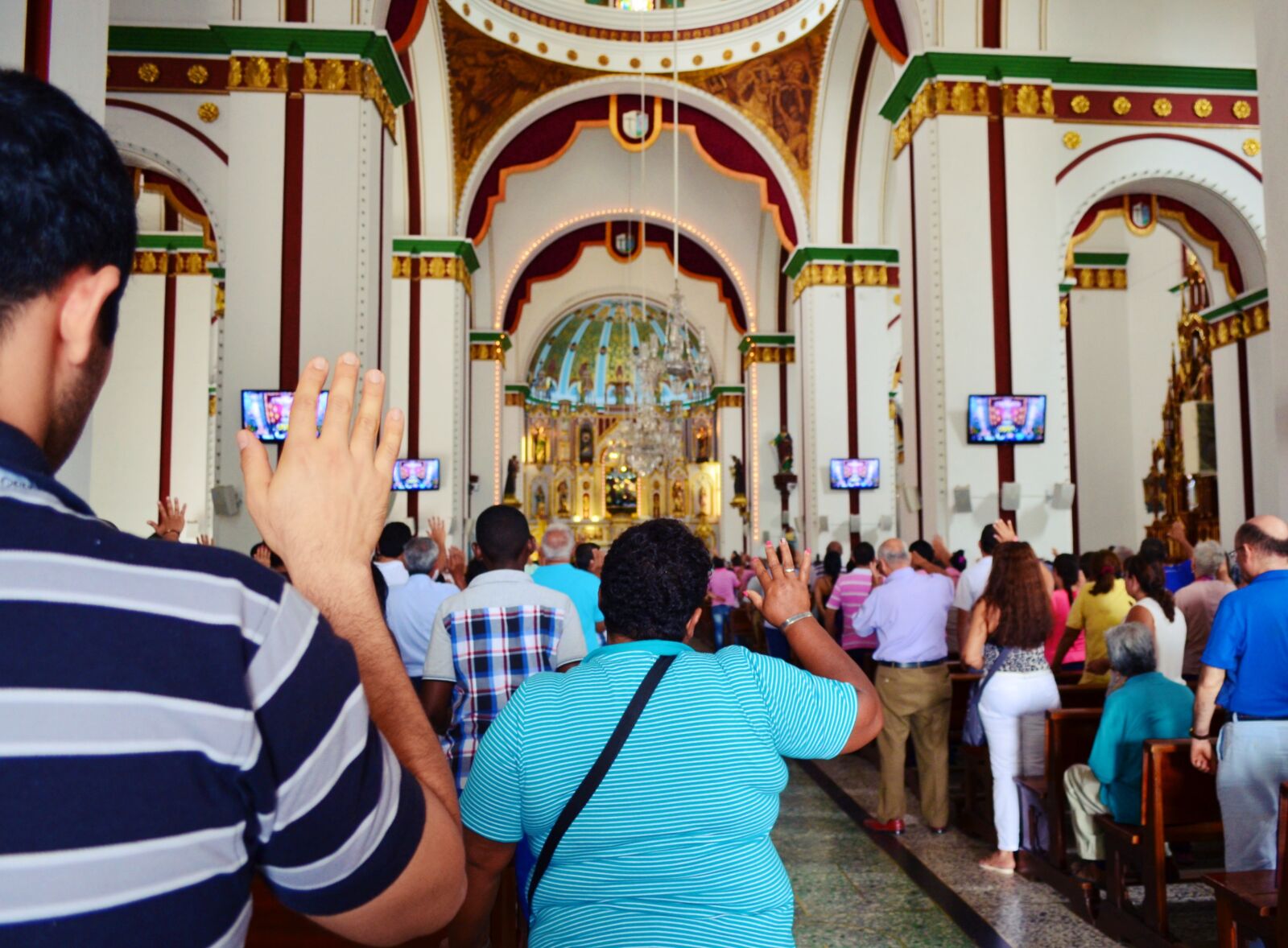 Nikon D5100 sample photo. Church, prayer, crowd photography