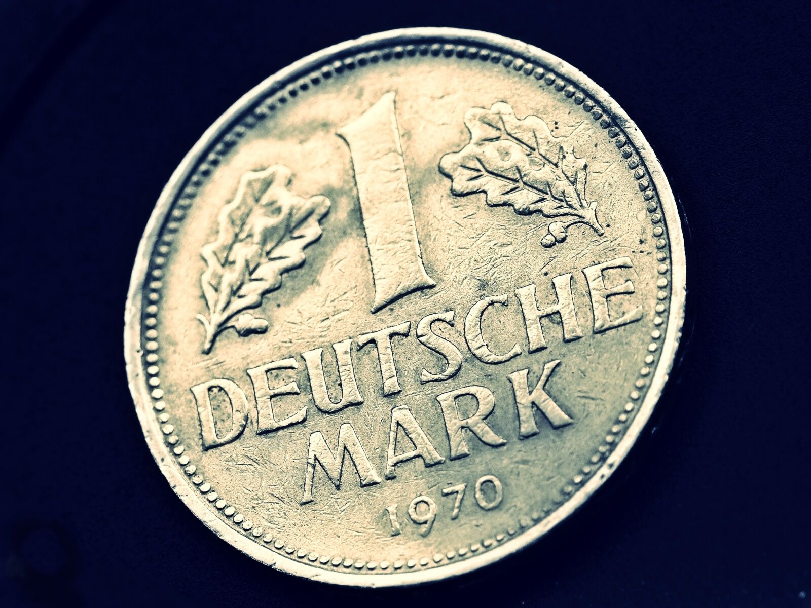 Panasonic Lumix DMC-FZ200 sample photo. Coin, currency, german mark photography
