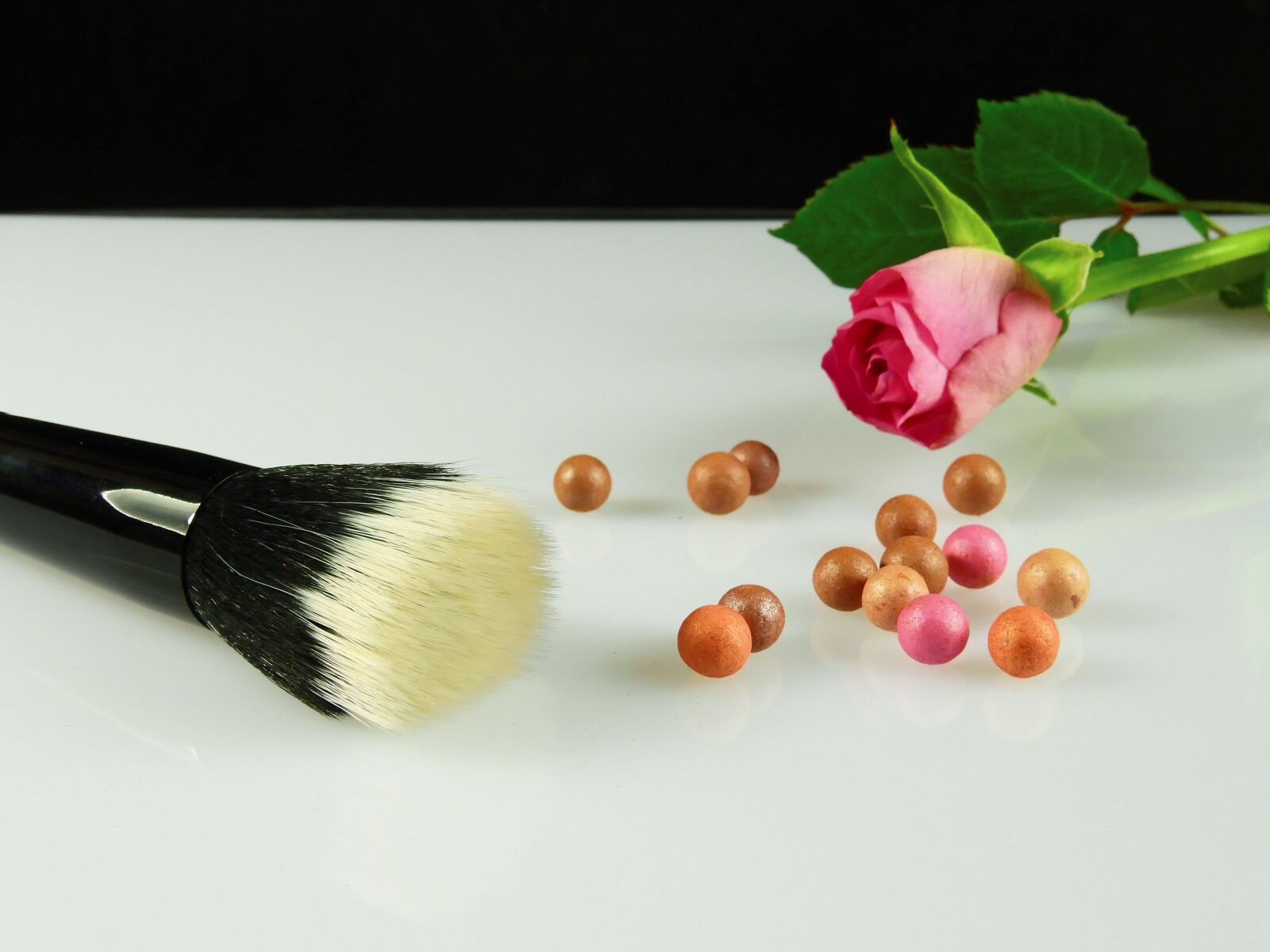 Nikon Coolpix P900 sample photo. Cosmetics, make up, schmink photography