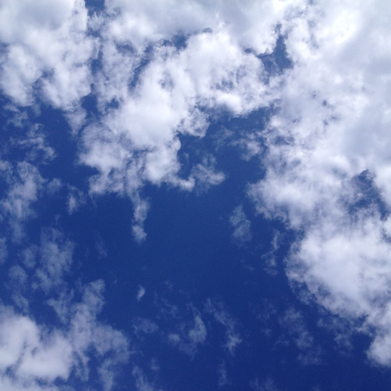 iPhone 4S back camera 4.28mm f/2.4 sample photo. Blue, sky, white, clouds photography