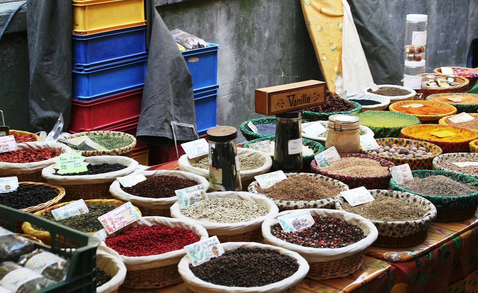 Canon EOS 350D (EOS Digital Rebel XT / EOS Kiss Digital N) sample photo. Spices at market, market photography