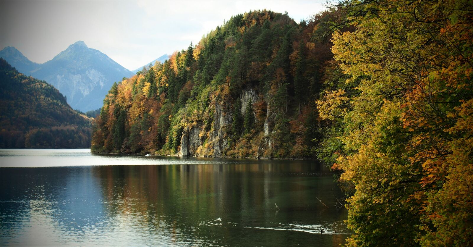 Olympus OM-D E-M10 sample photo. Autumn landscape, lake, landscape photography