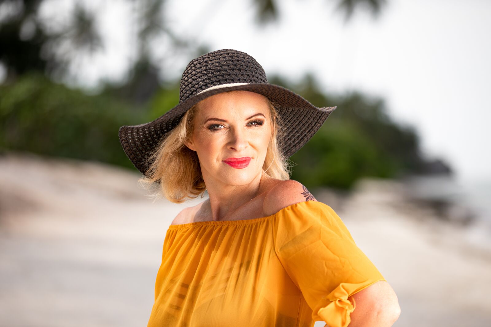 Canon EOS 5D Mark IV + Canon EF 70-200mm F2.8L IS II USM sample photo. Woman, beach, hat photography