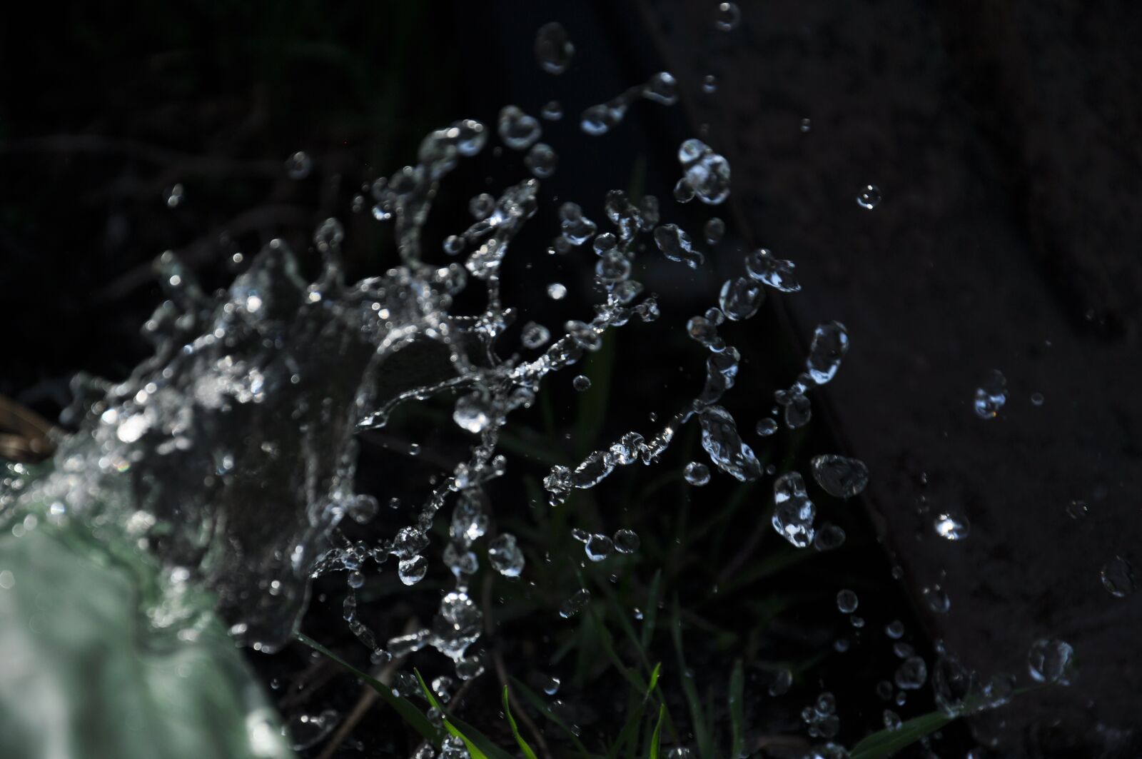Nikon D5000 sample photo. Water, spray, liquid photography