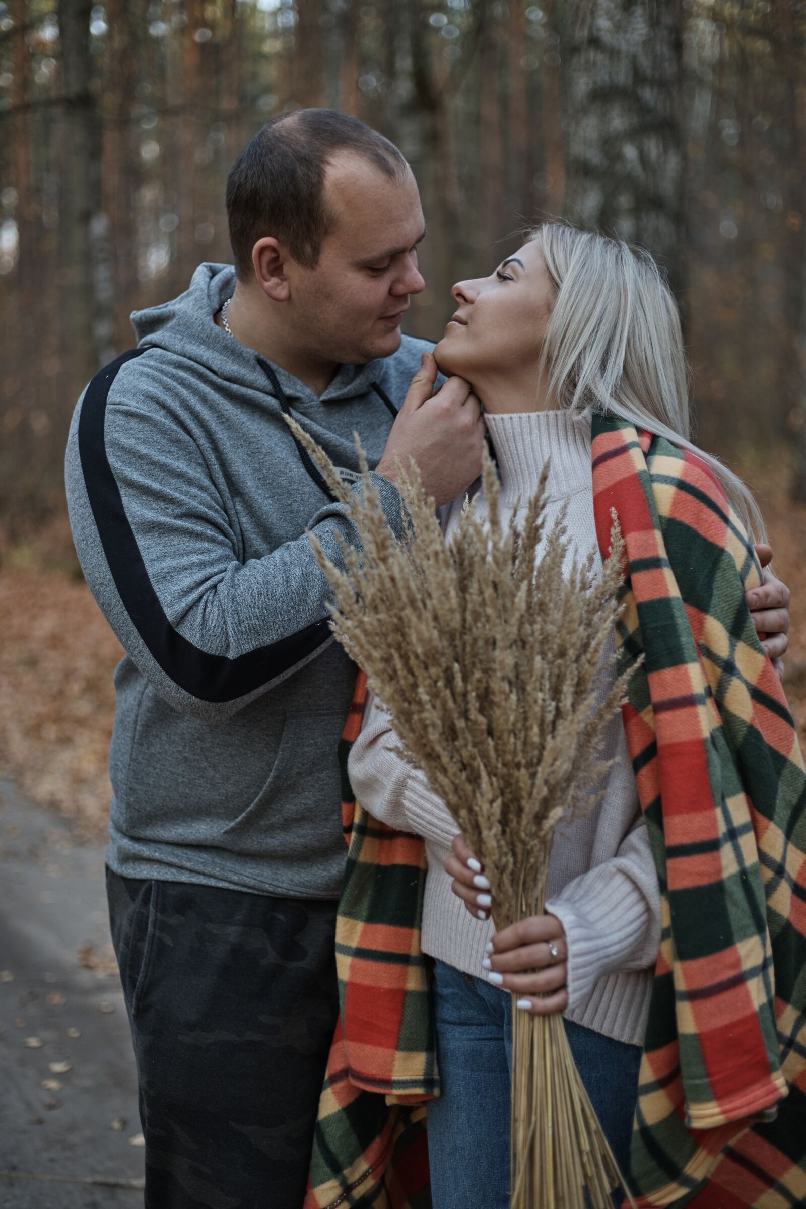 Canon EOS 6D Mark II sample photo. Sweethearts, couple, autumn photography
