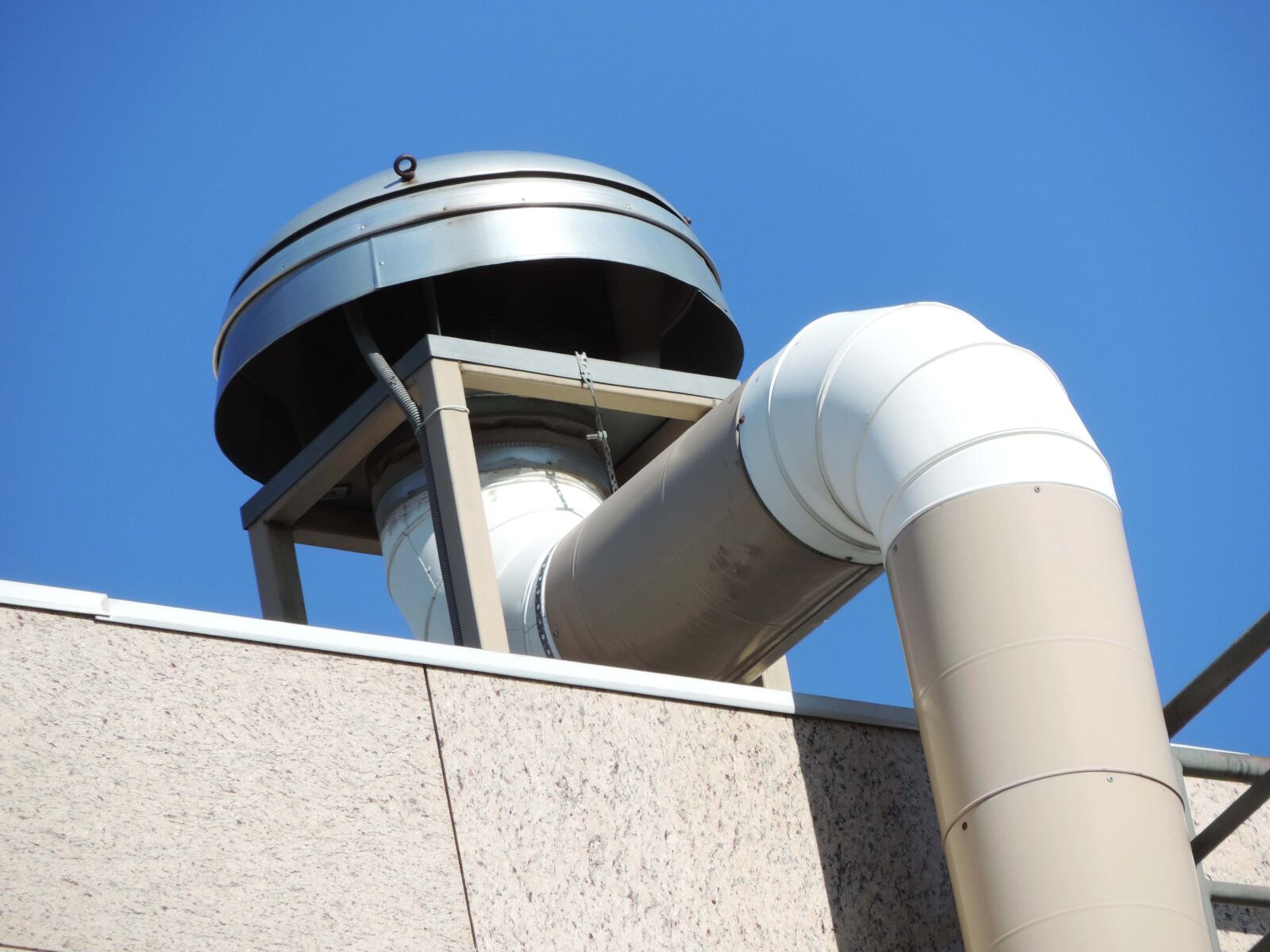 Nikon Coolpix P520 sample photo. Facade, roof, pipe, industry photography
