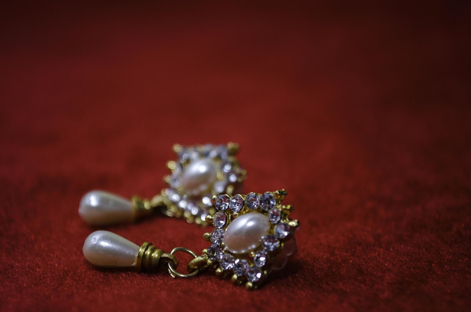 Nikon D5100 sample photo. Earrings, gold, pearl, diamond photography