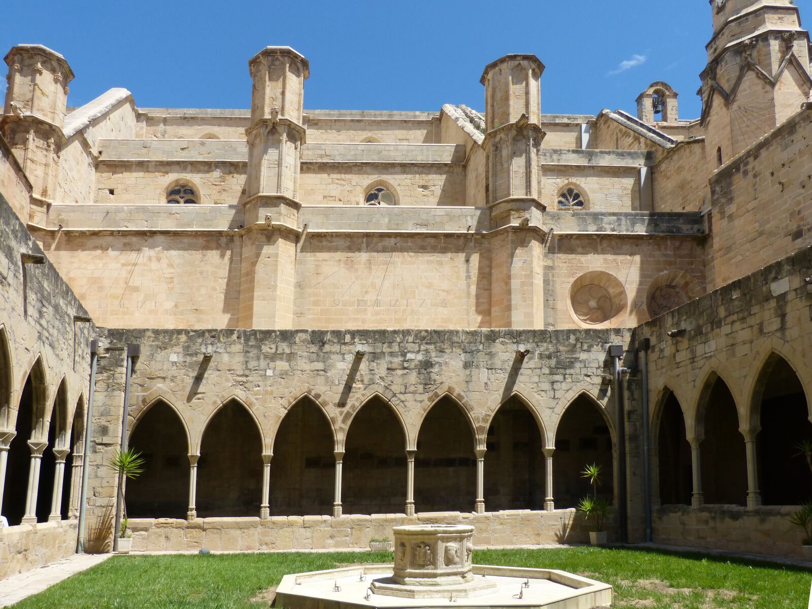 Panasonic DMC-FZ62 sample photo. Cloister, gothic, cathedral photography